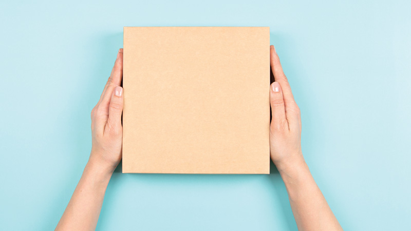 mani che tencono un pacco